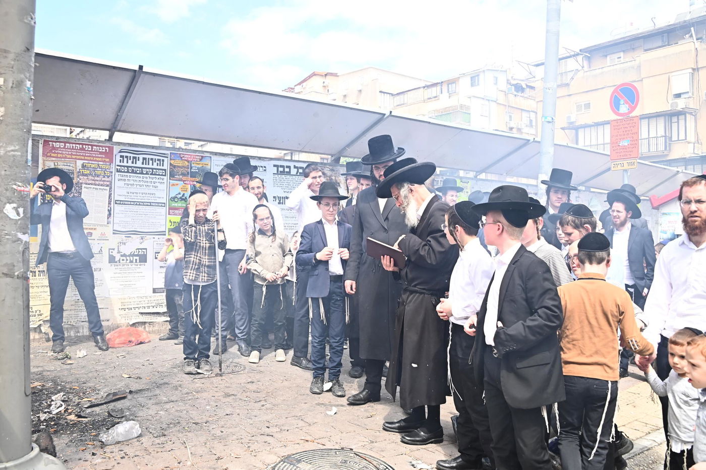 הגה"צ רבי אלימלך בידרמן בשריפת חמץ