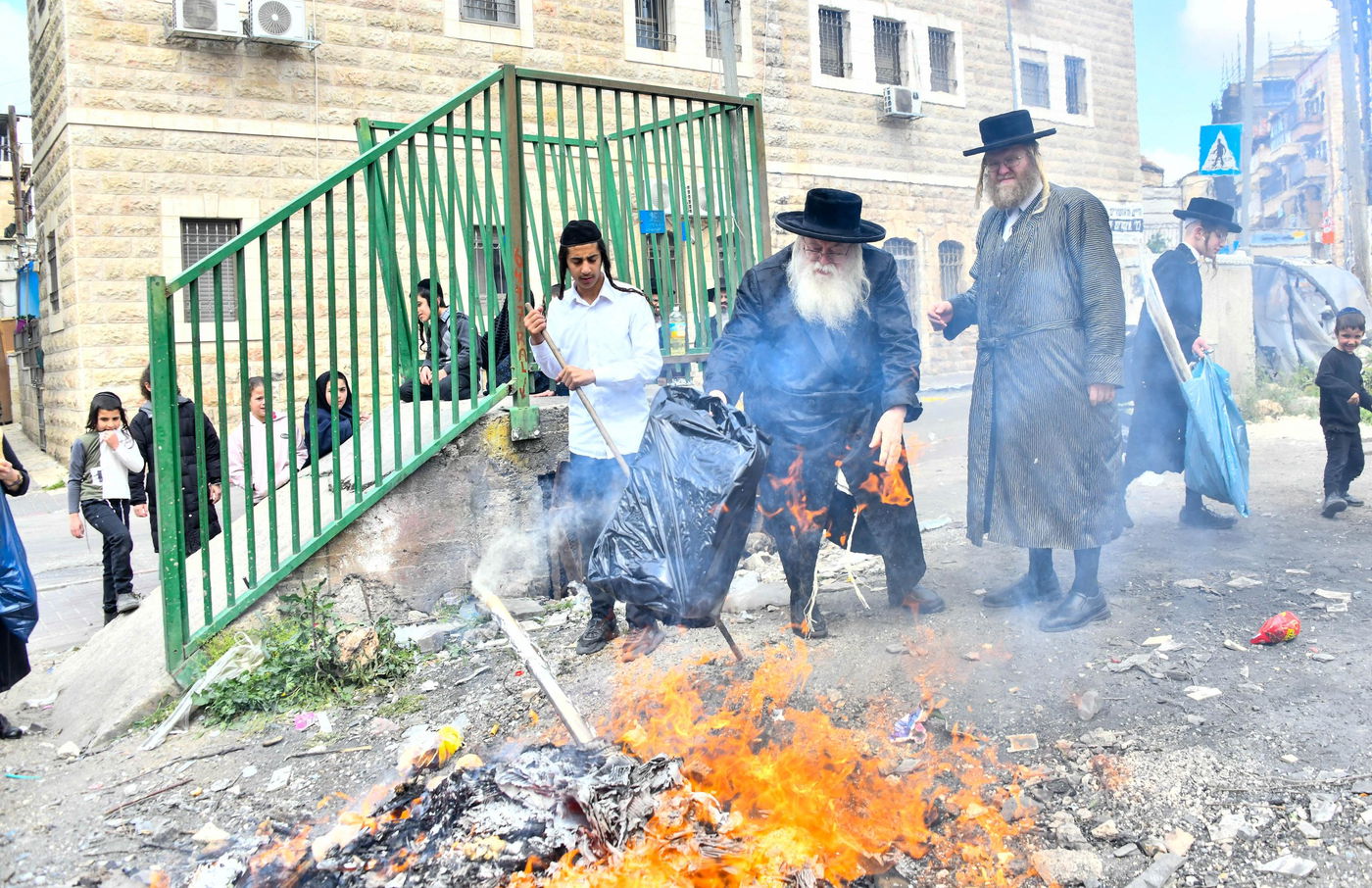 הגה"צ רבי יעקב מנחם מנדל יורוביץ בשריפת חמץ