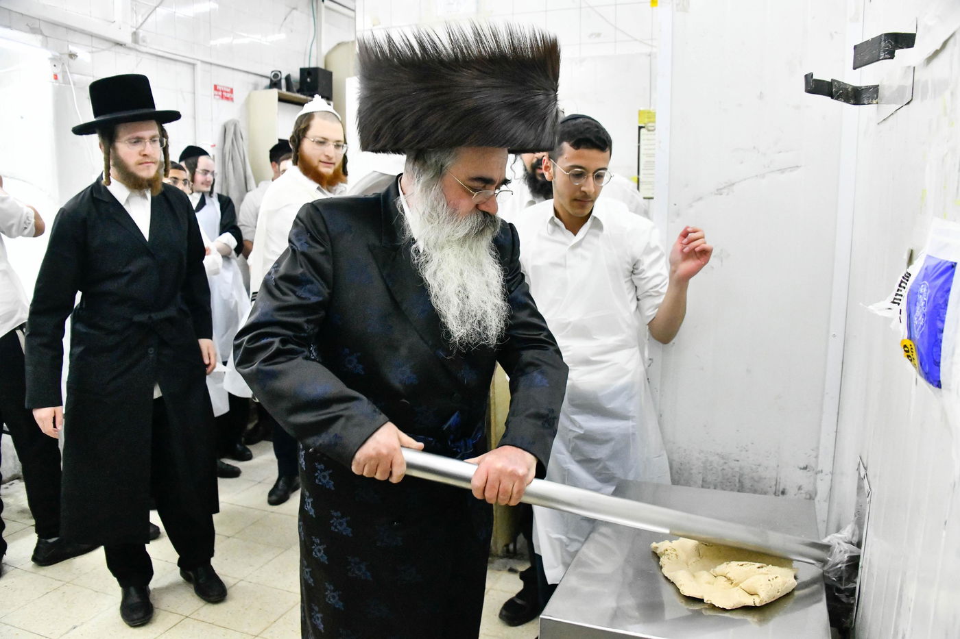 האדמו"ר מלעלוב ירושלים באפיית מצות מצווה