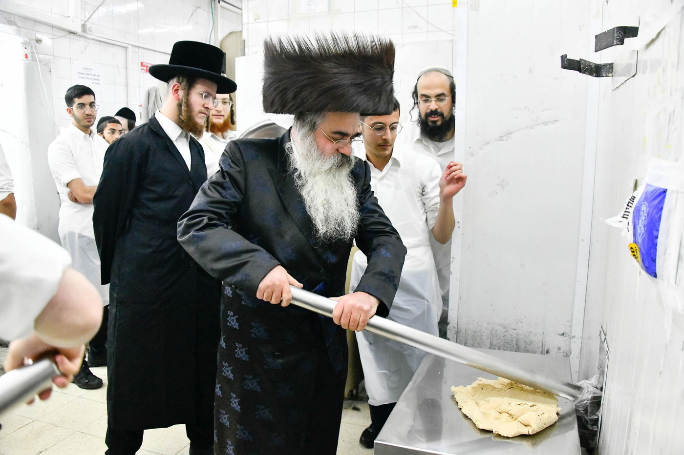 האדמו"ר מלעלוב ירושלים באפיית מצות מצווה