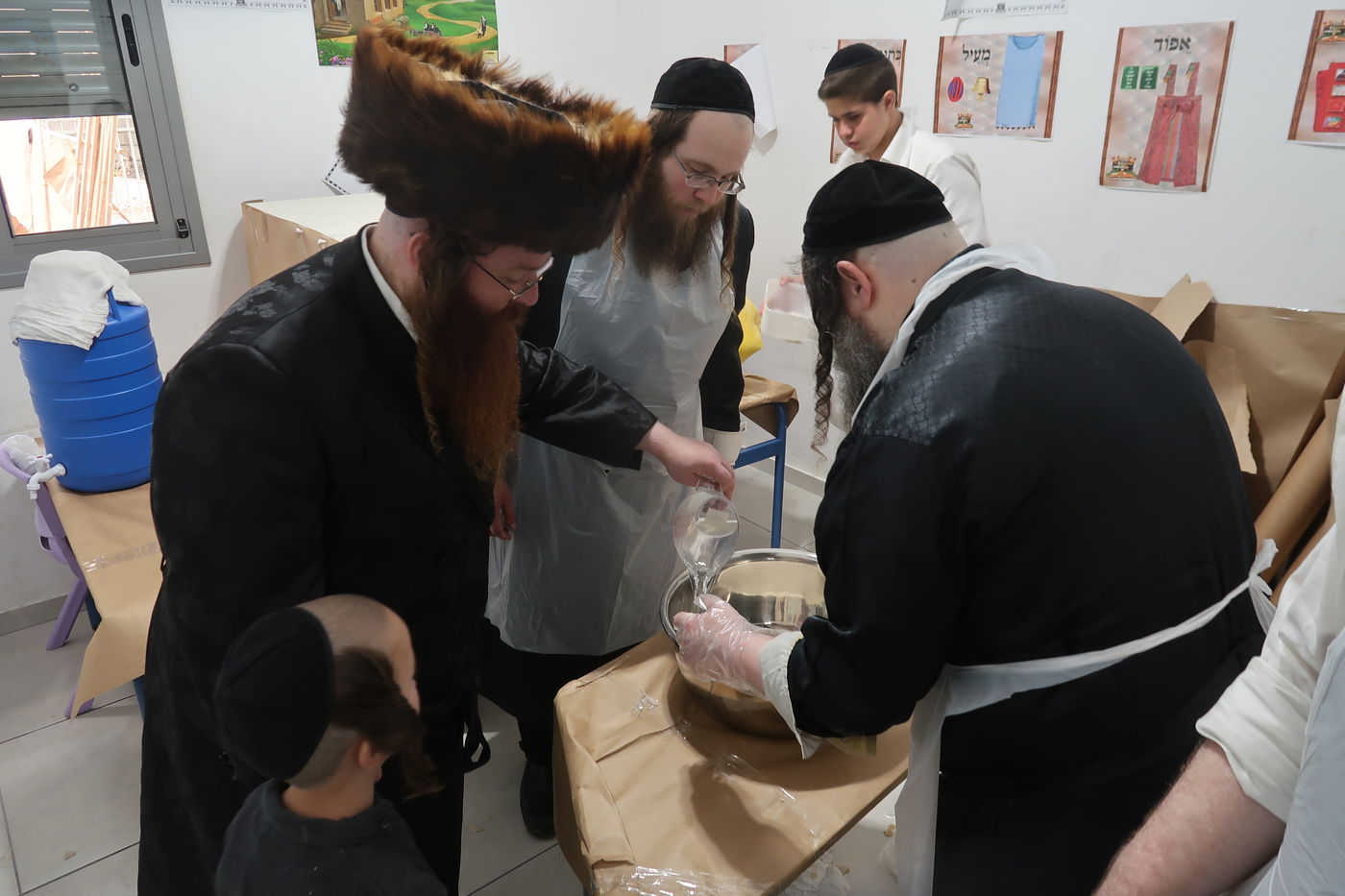 האדמו"ר ממיאלען באפיית מצות