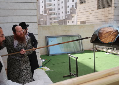 האדמו"ר ממיאלען באפיית מצות