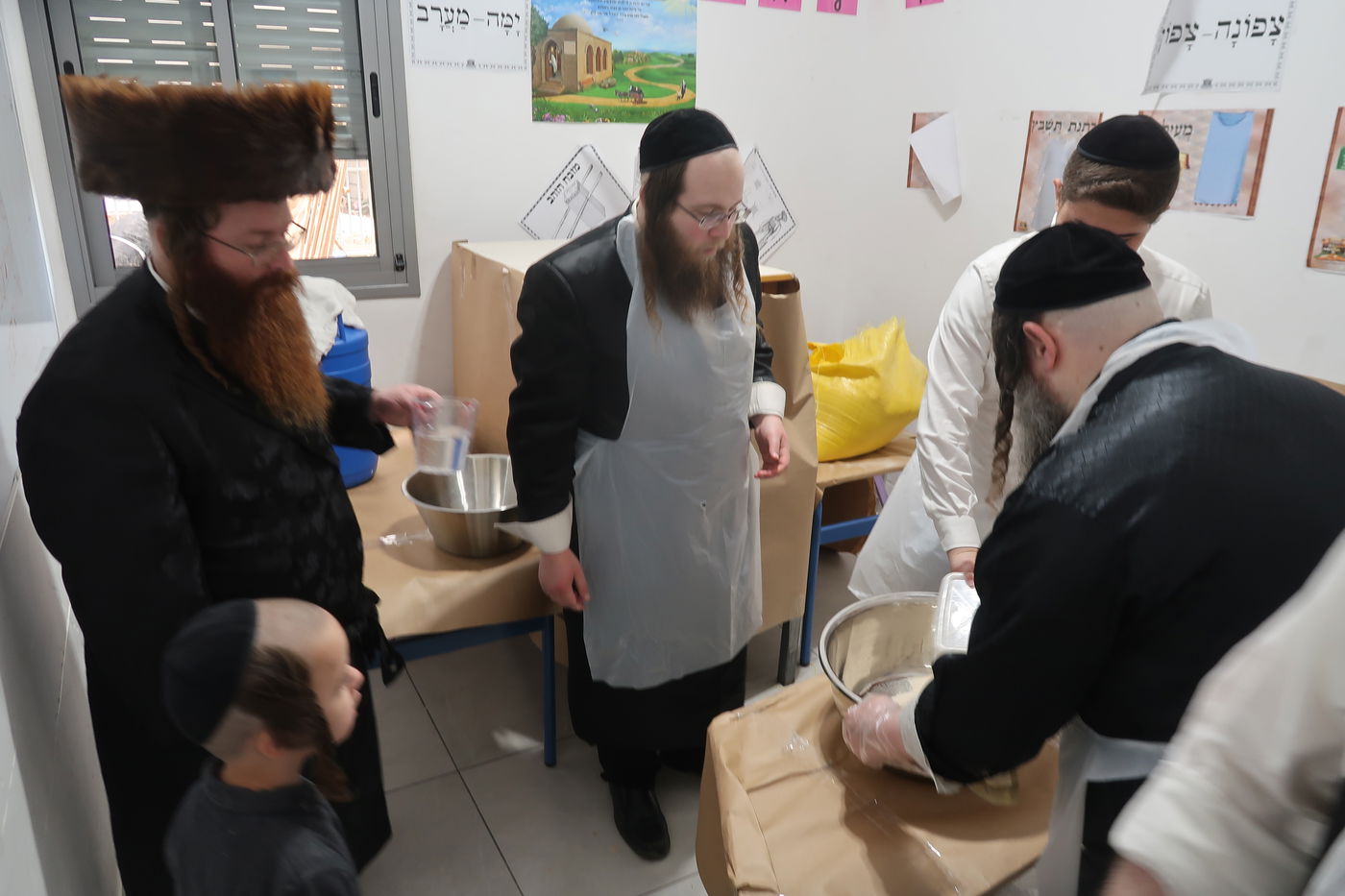 האדמו"ר ממיאלען באפיית מצות