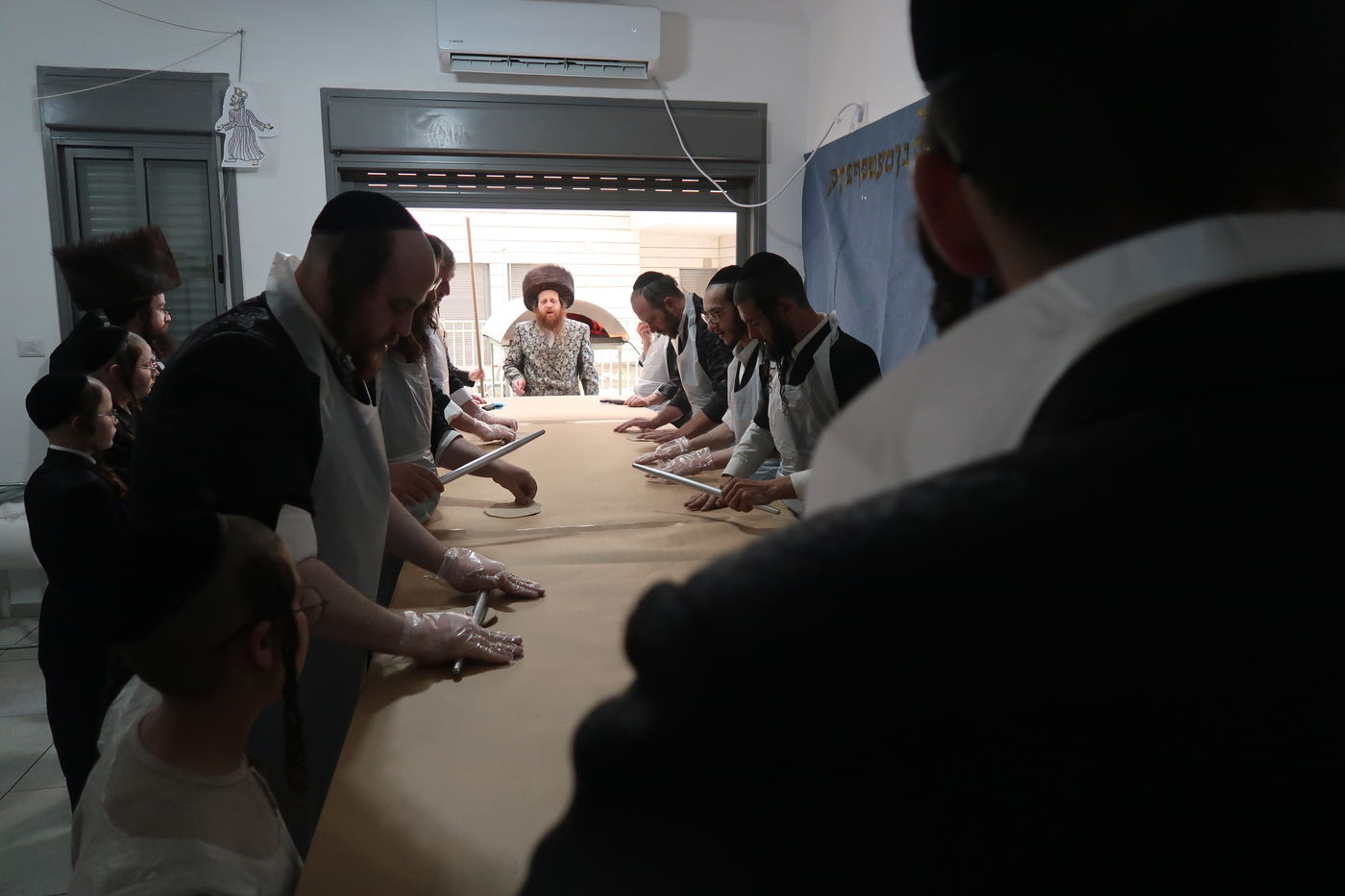 האדמו"ר ממיאלען באפיית מצות