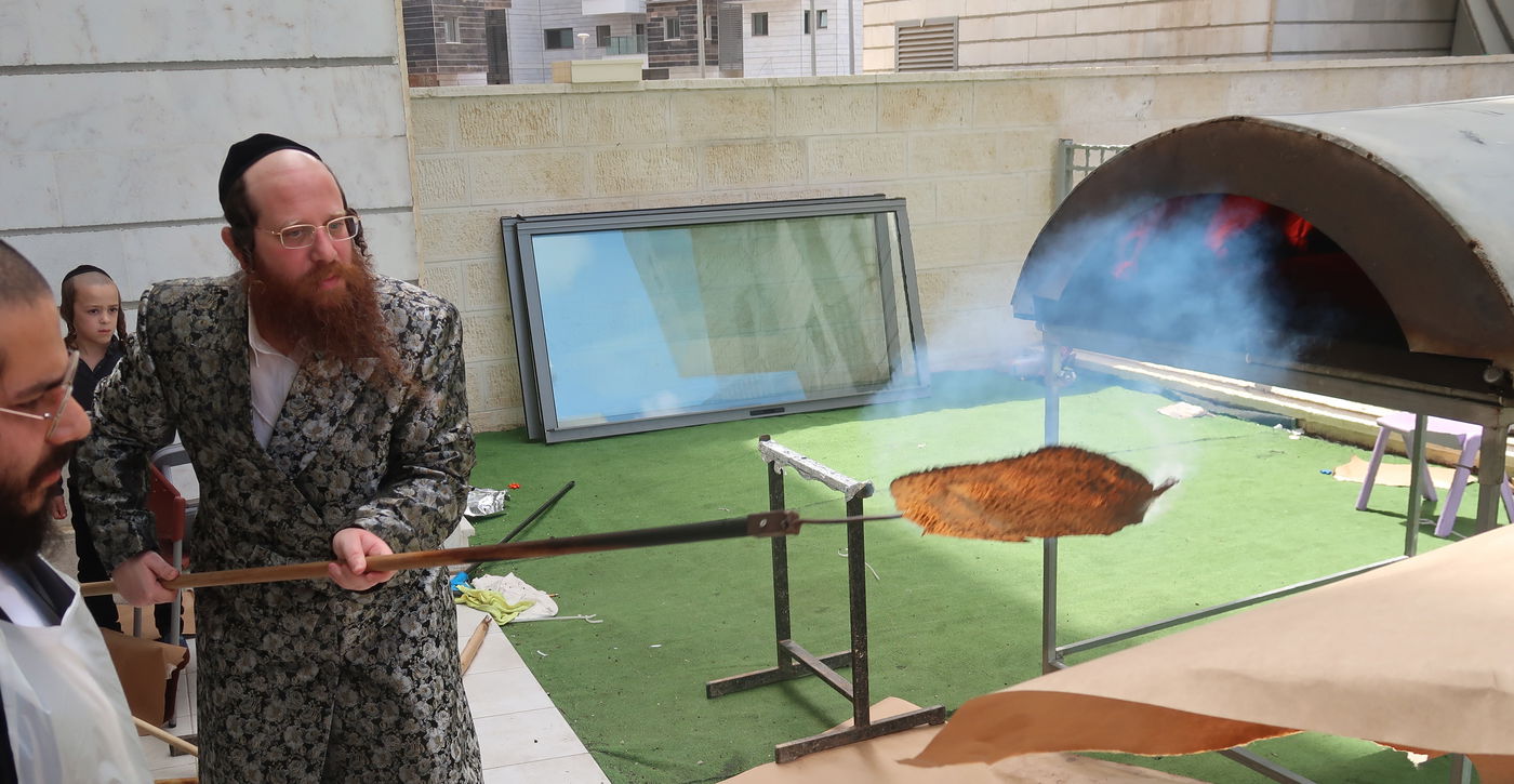 האדמו"ר ממיאלען באפיית מצות