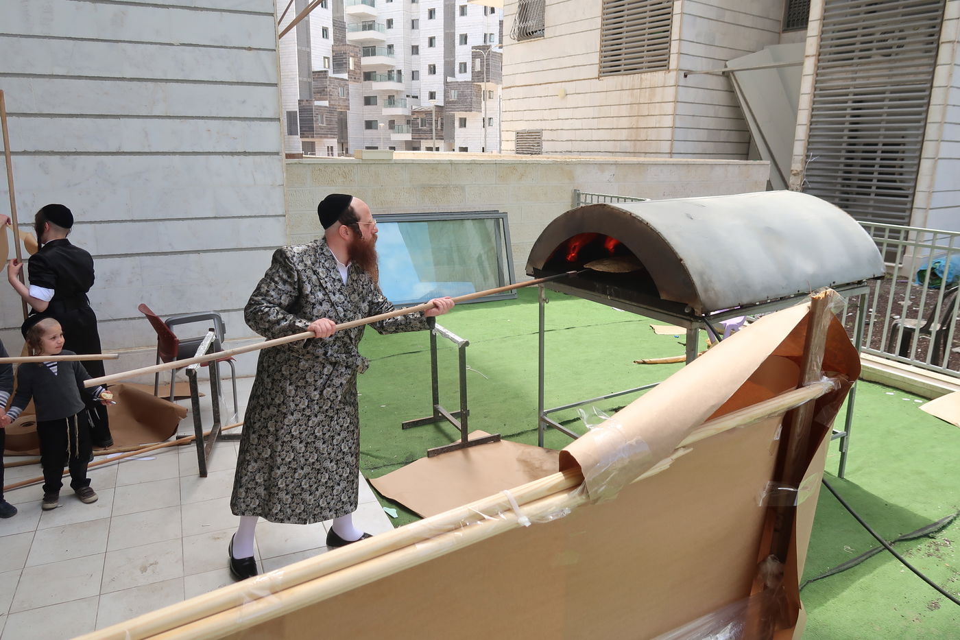 האדמו"ר ממיאלען באפיית מצות