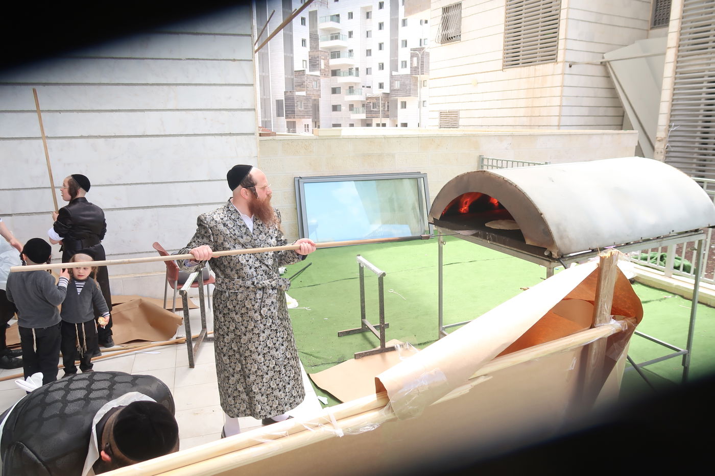 האדמו"ר ממיאלען באפיית מצות