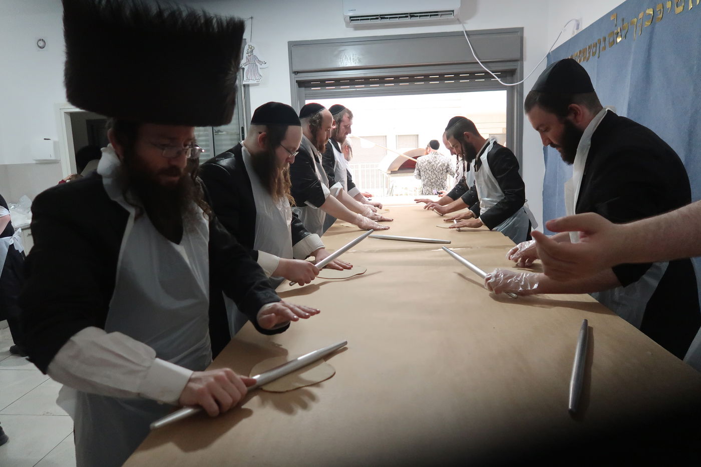 האדמו"ר ממיאלען באפיית מצות