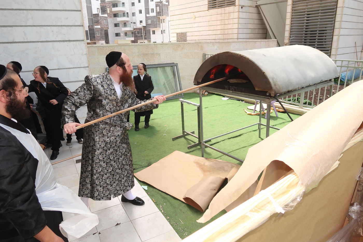 האדמו"ר ממיאלען באפיית מצות