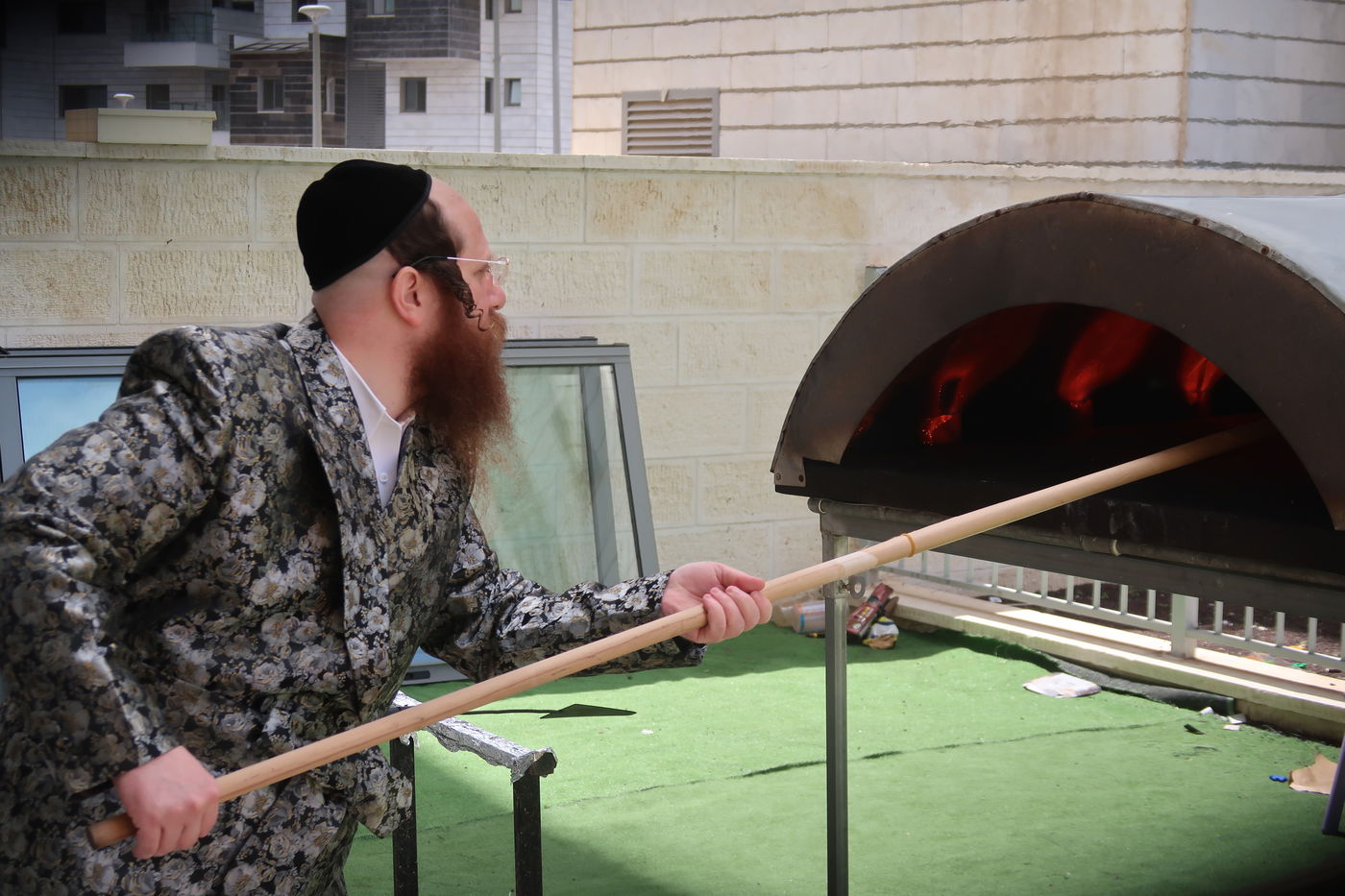 האדמו"ר ממיאלען באפיית מצות