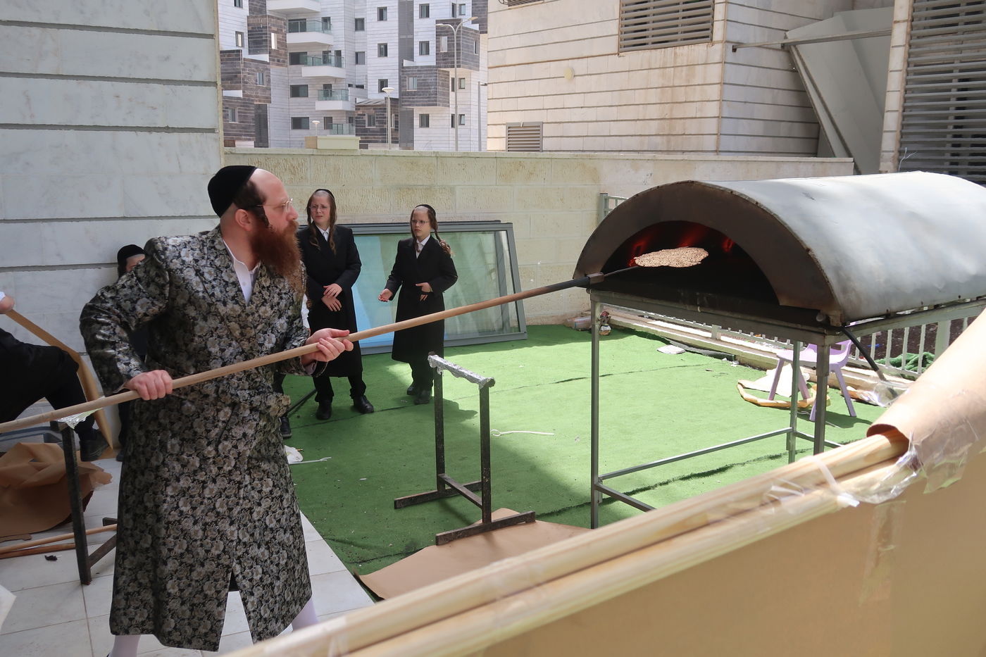 האדמו"ר ממיאלען באפיית מצות