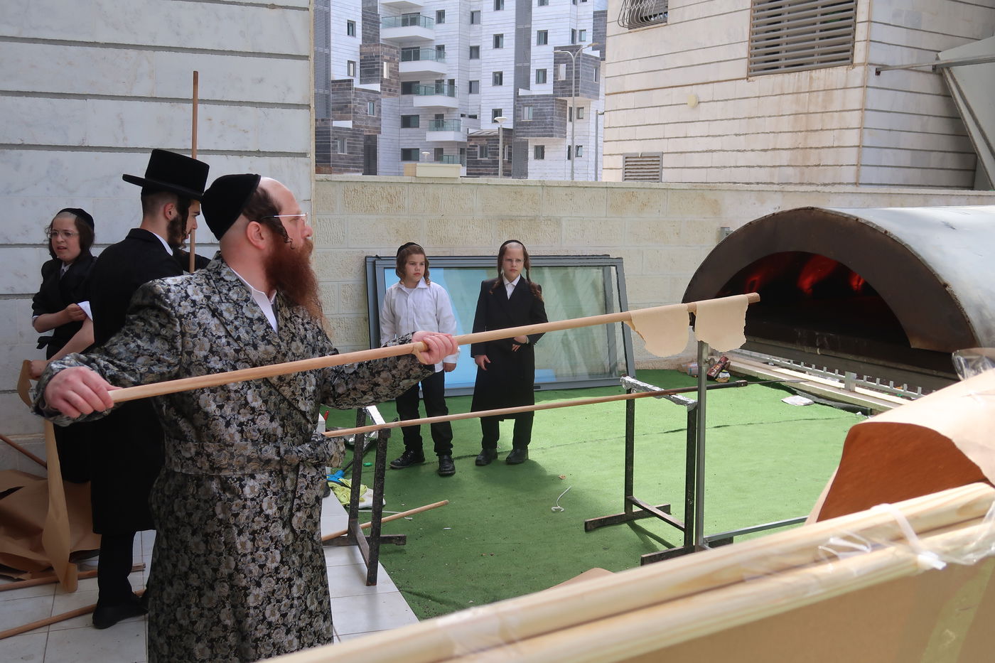 האדמו"ר ממיאלען באפיית מצות