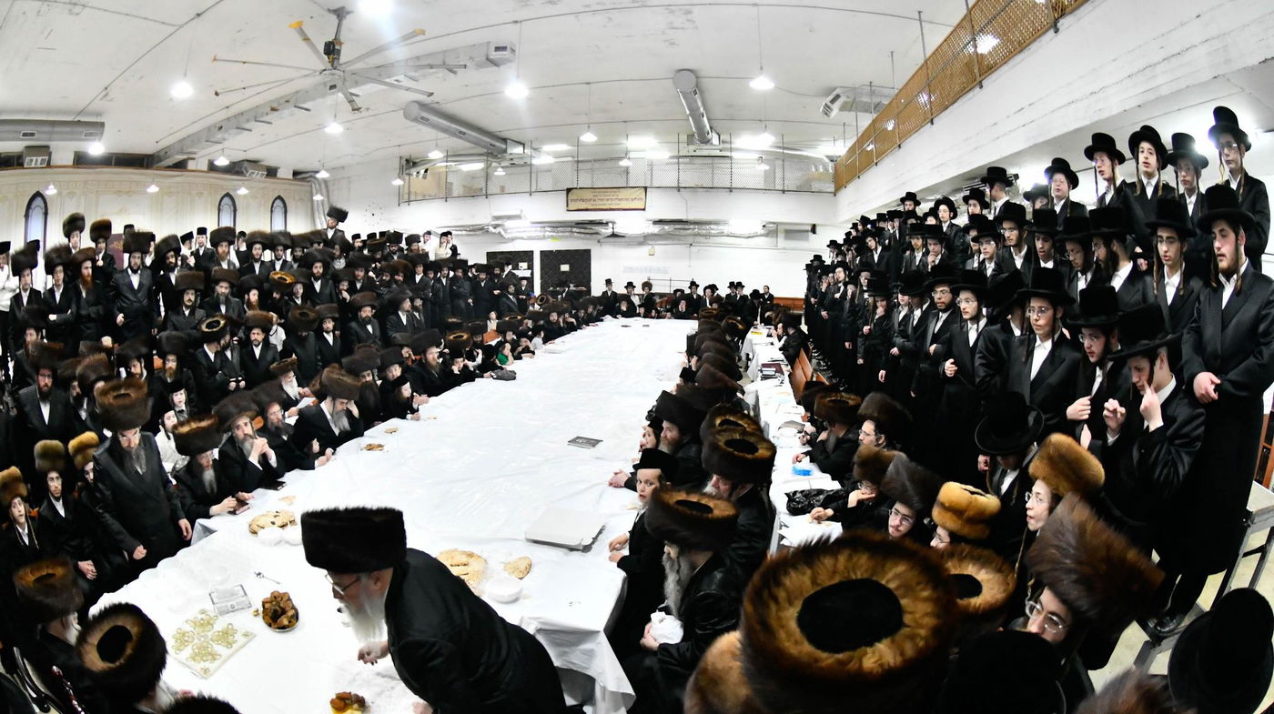 האדמו"ר ממחנובקא בעלזא בטיש אסתר