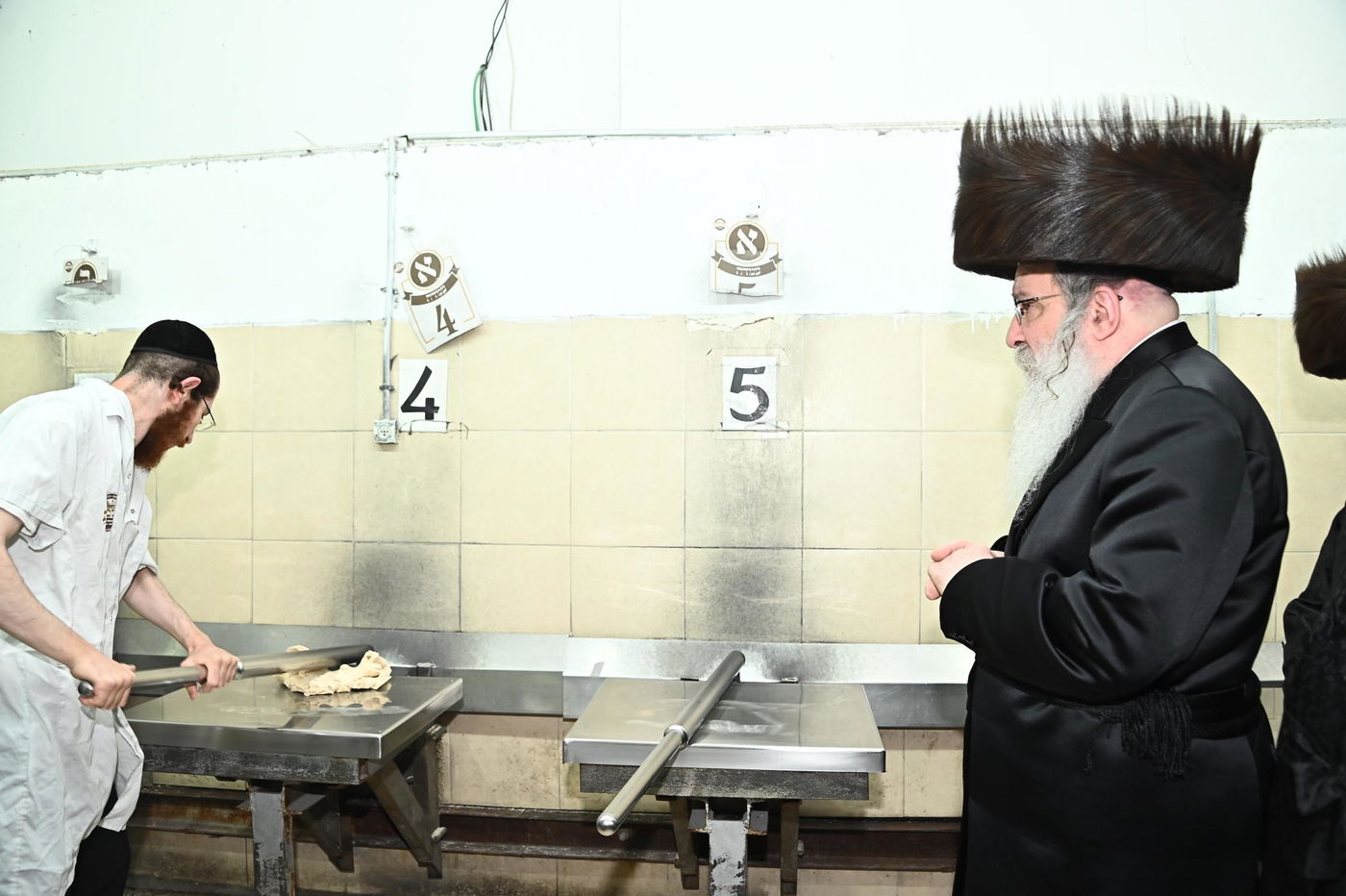 האדמו"ר מנדבורנה באפיית מצות מצווה