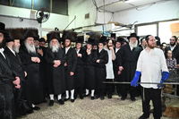 האדמו"ר מנדבורנה באפיית מצות מצווה