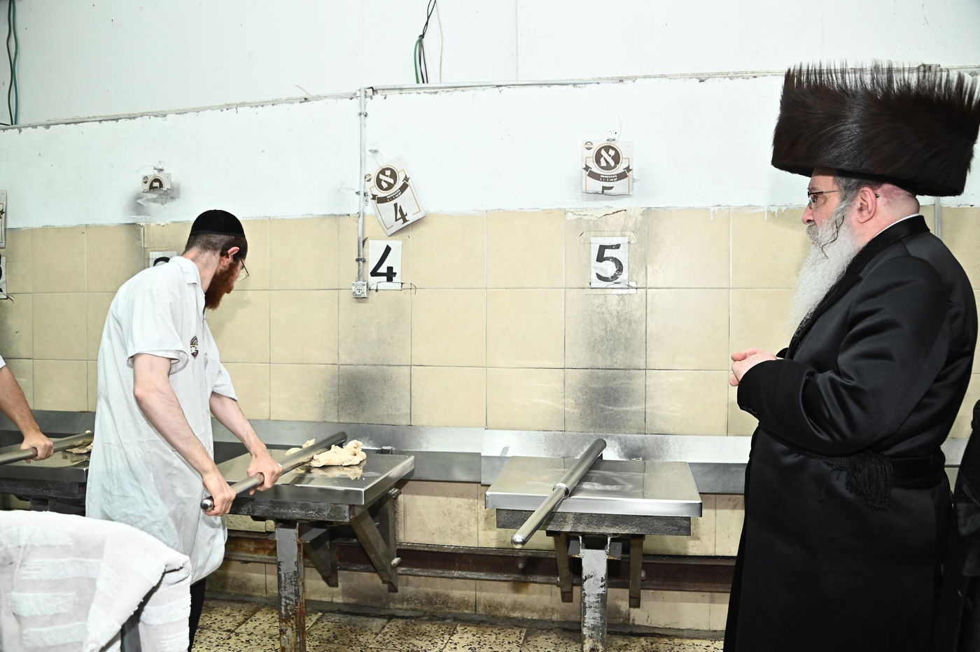 האדמו"ר מנדבורנה באפיית מצות מצווה