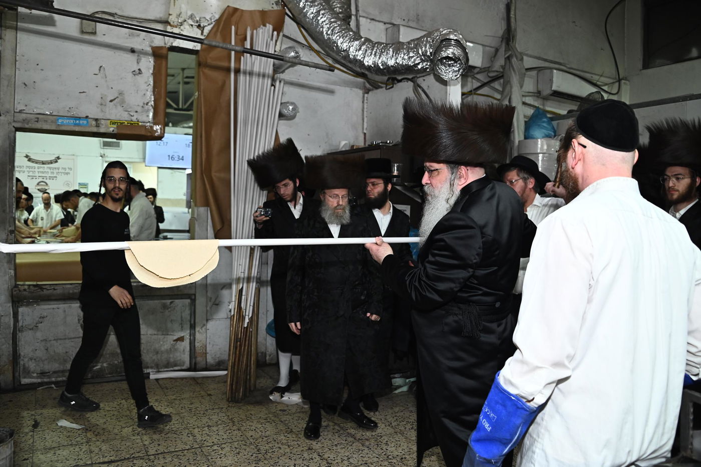 האדמו"ר מנדבורנה באפיית מצות מצווה