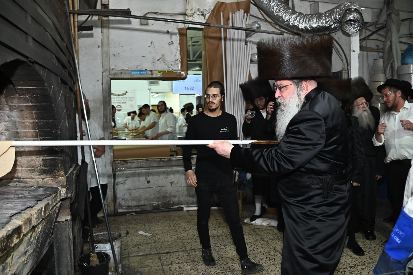 האדמו"ר מנדבורנה באפיית מצות מצווה