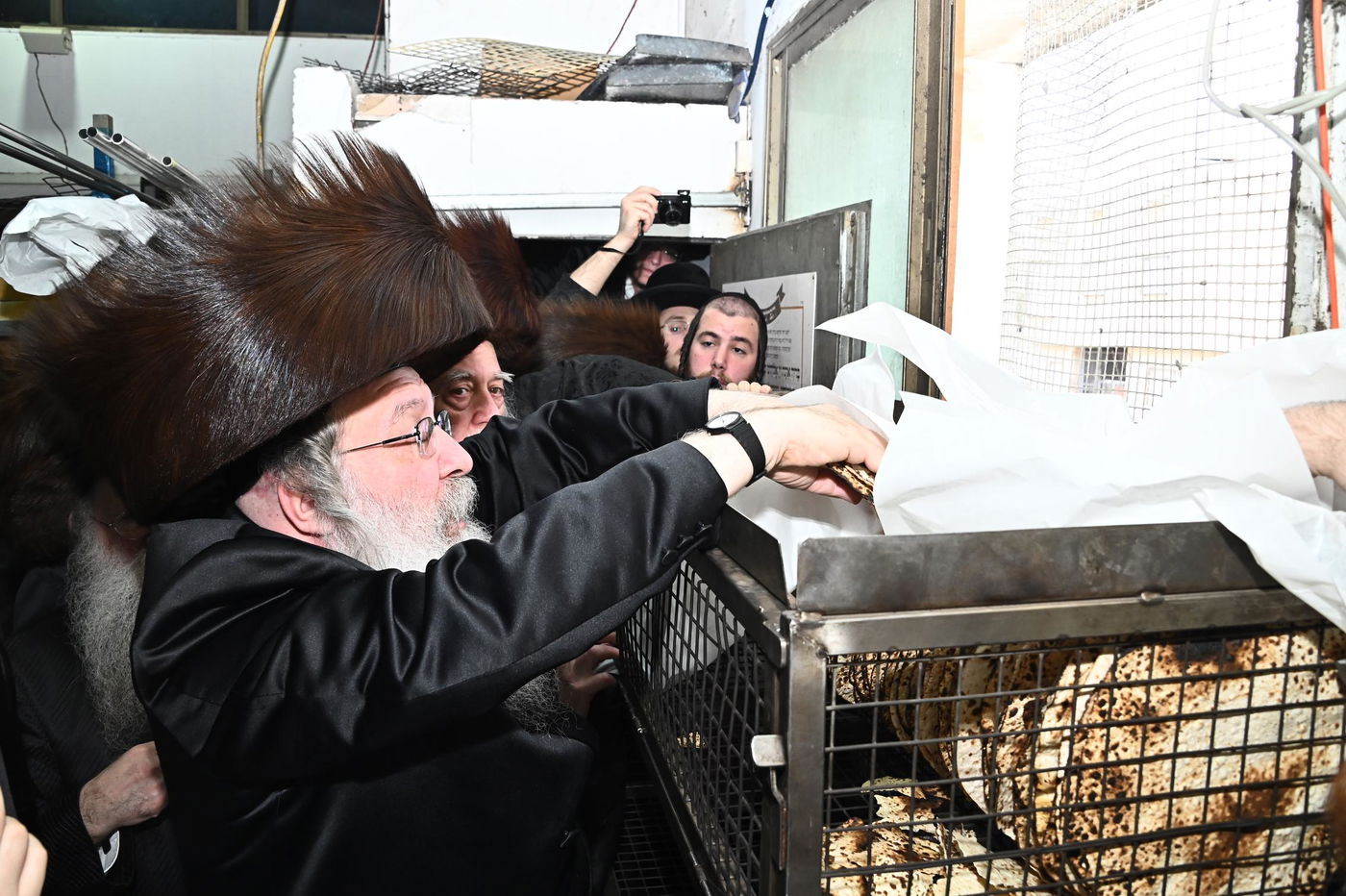 האדמו"ר מנדבורנה באפיית מצות מצווה