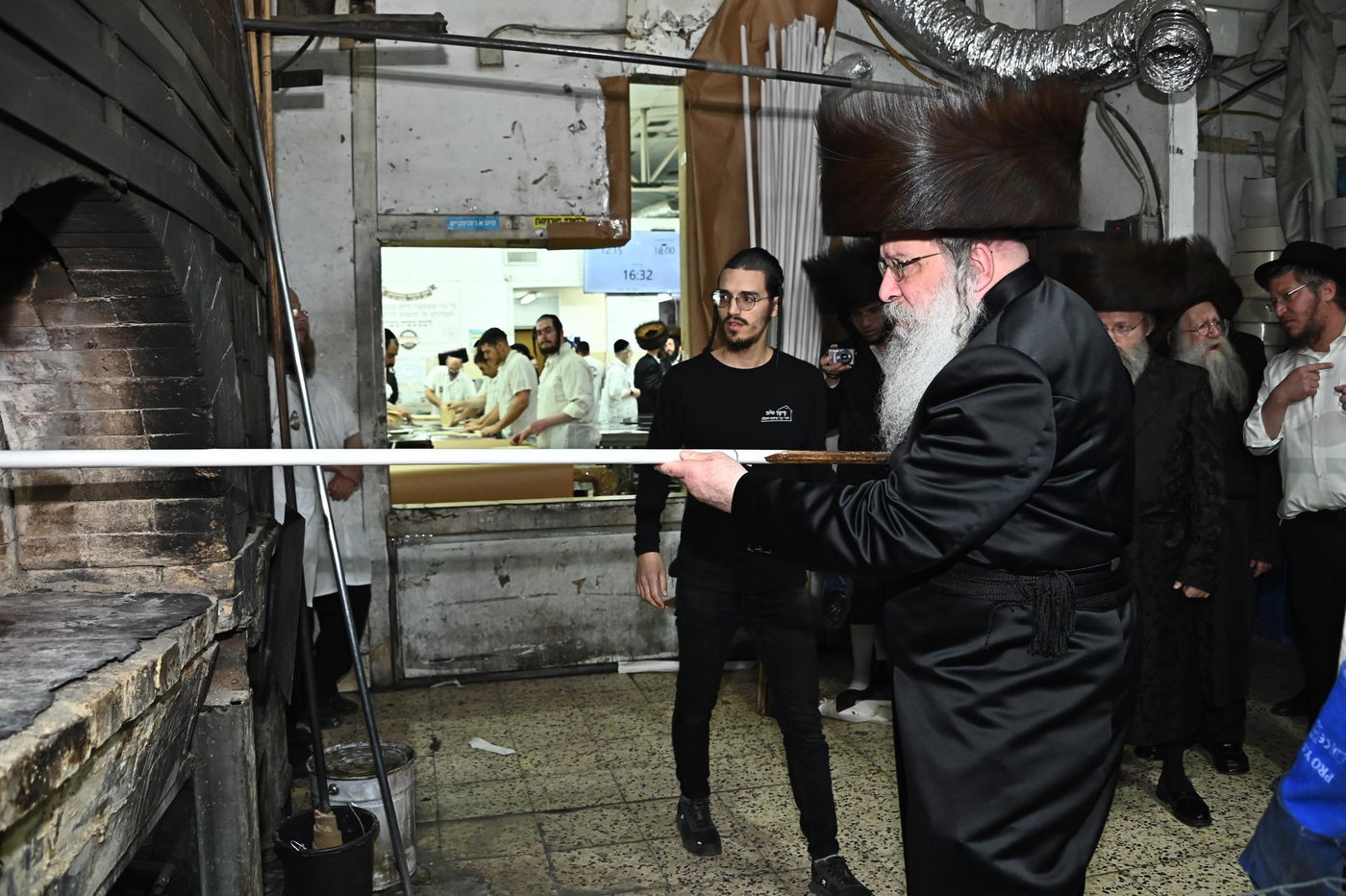 האדמו"ר מנדבורנה באפיית מצות מצווה