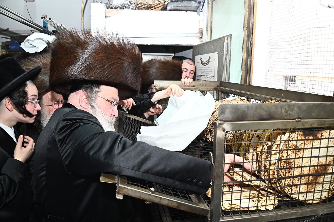 האדמו"ר מנדבורנה באפיית מצות מצווה