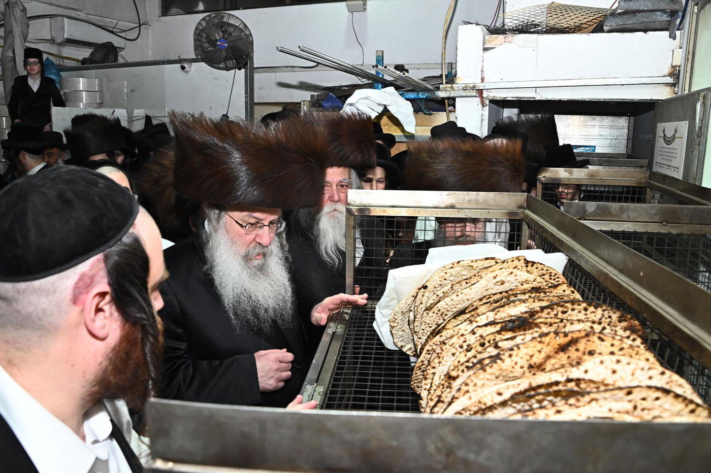 האדמו"ר מנדבורנה באפיית מצות מצווה