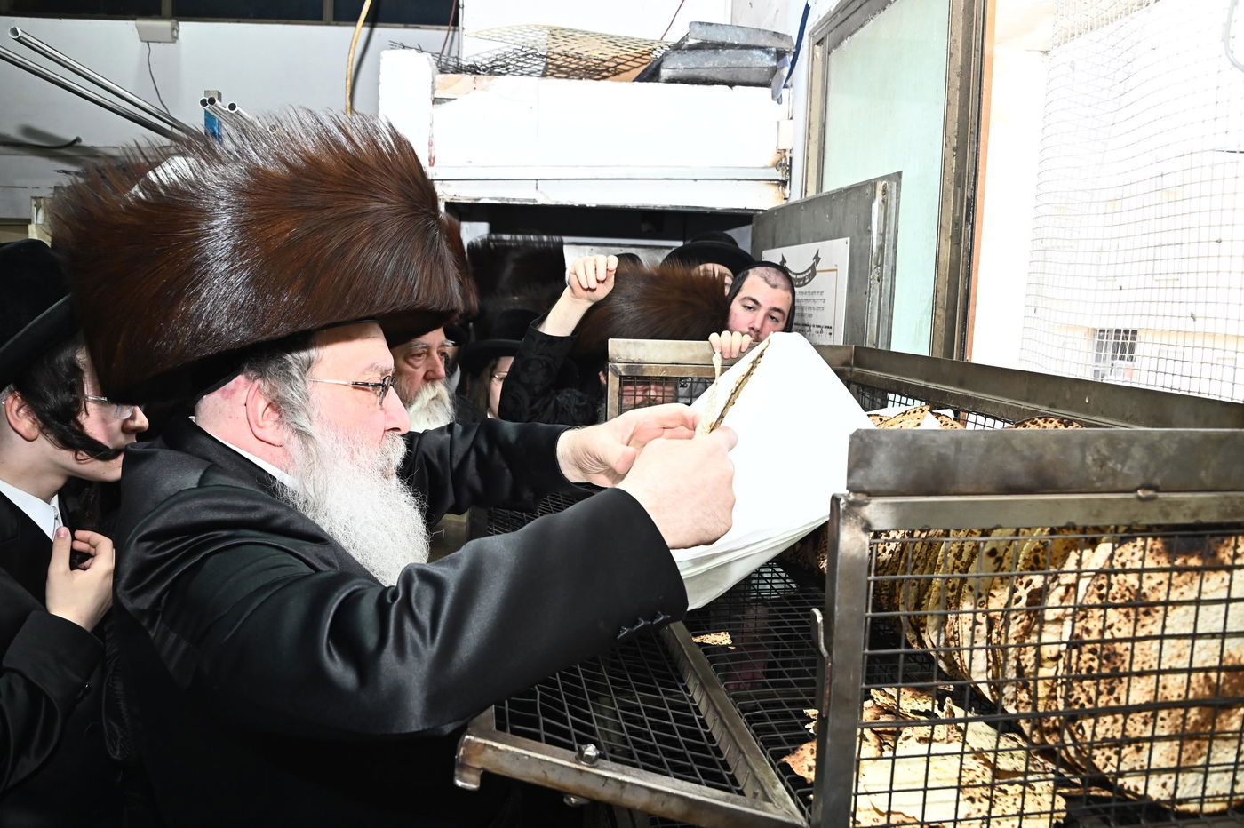 האדמו"ר מנדבורנה באפיית מצות מצווה