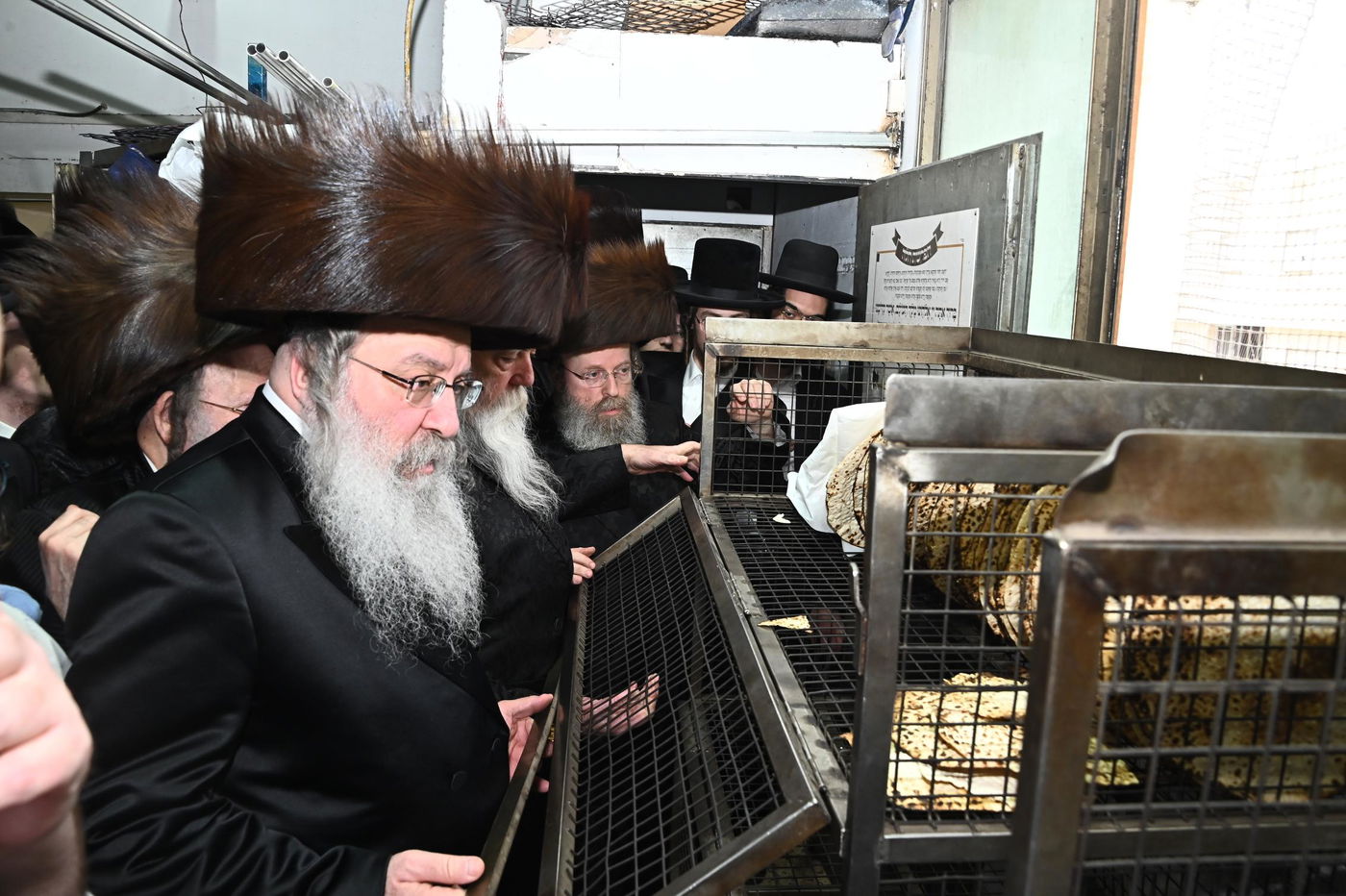 האדמו"ר מנדבורנה באפיית מצות מצווה