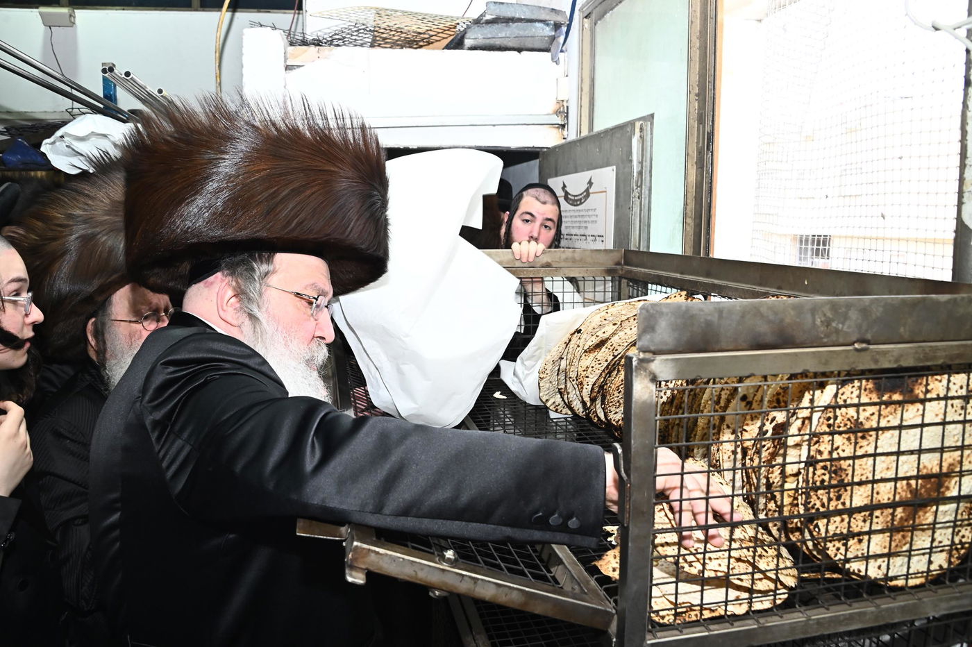 האדמו"ר מנדבורנה באפיית מצות מצווה