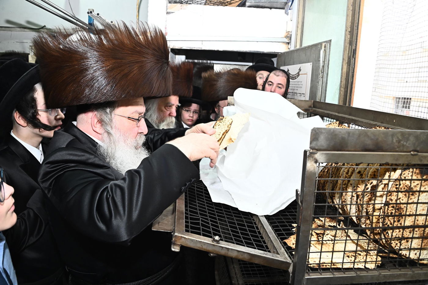 האדמו"ר מנדבורנה באפיית מצות מצווה