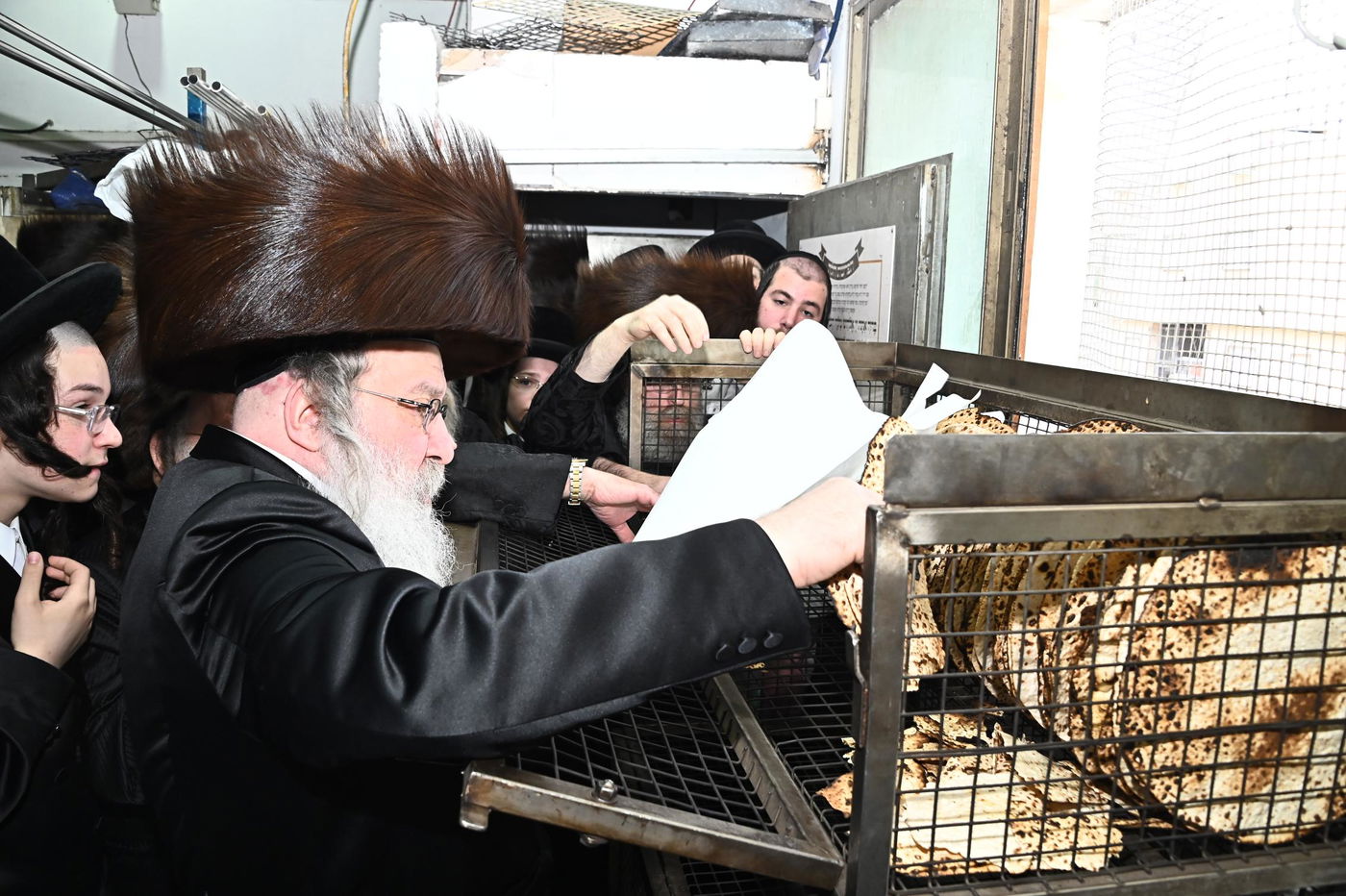 האדמו"ר מנדבורנה באפיית מצות מצווה