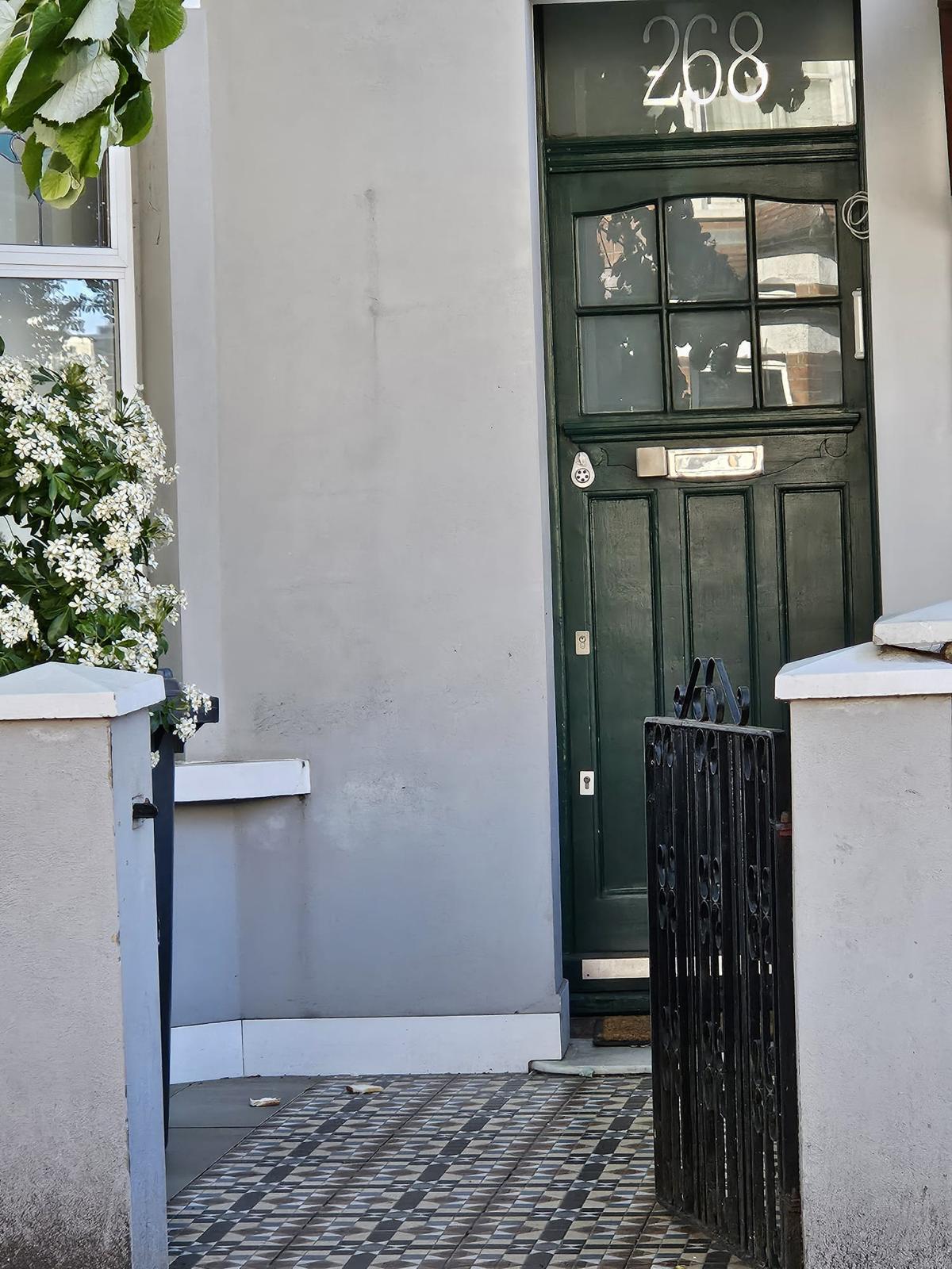 פיזור חמץ בבתי יהודים בלונדון