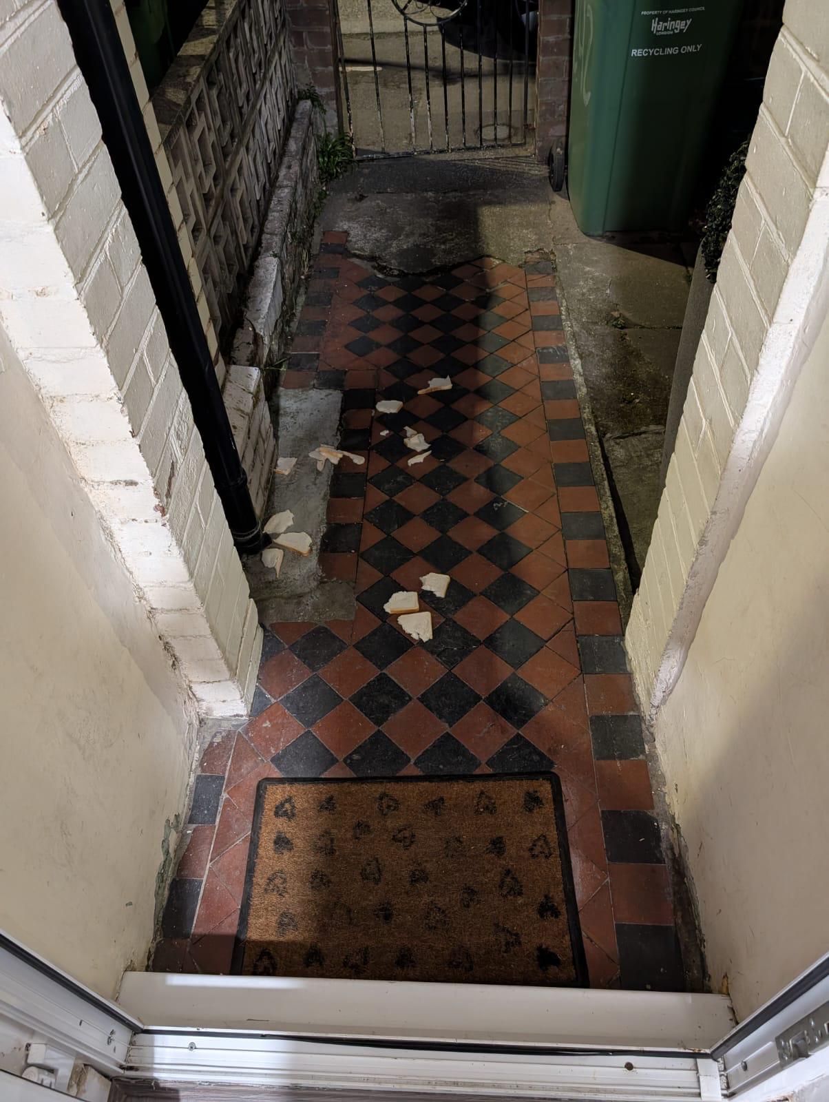 פיזור חמץ בבתי יהודים בלונדון