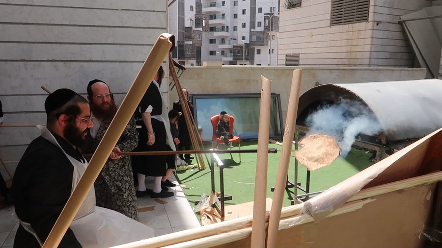 האדמו"ר ממיאלען באפיית מצות