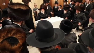 הרבי מויז'ניץ ערך את 'השולחן הטהור' בלוס אנג'לס | צפו