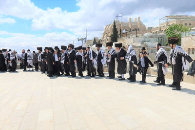 האדמו"ר מזוויעהיל בתפילה ע"י הכותל המערבי - חול המועד פסח