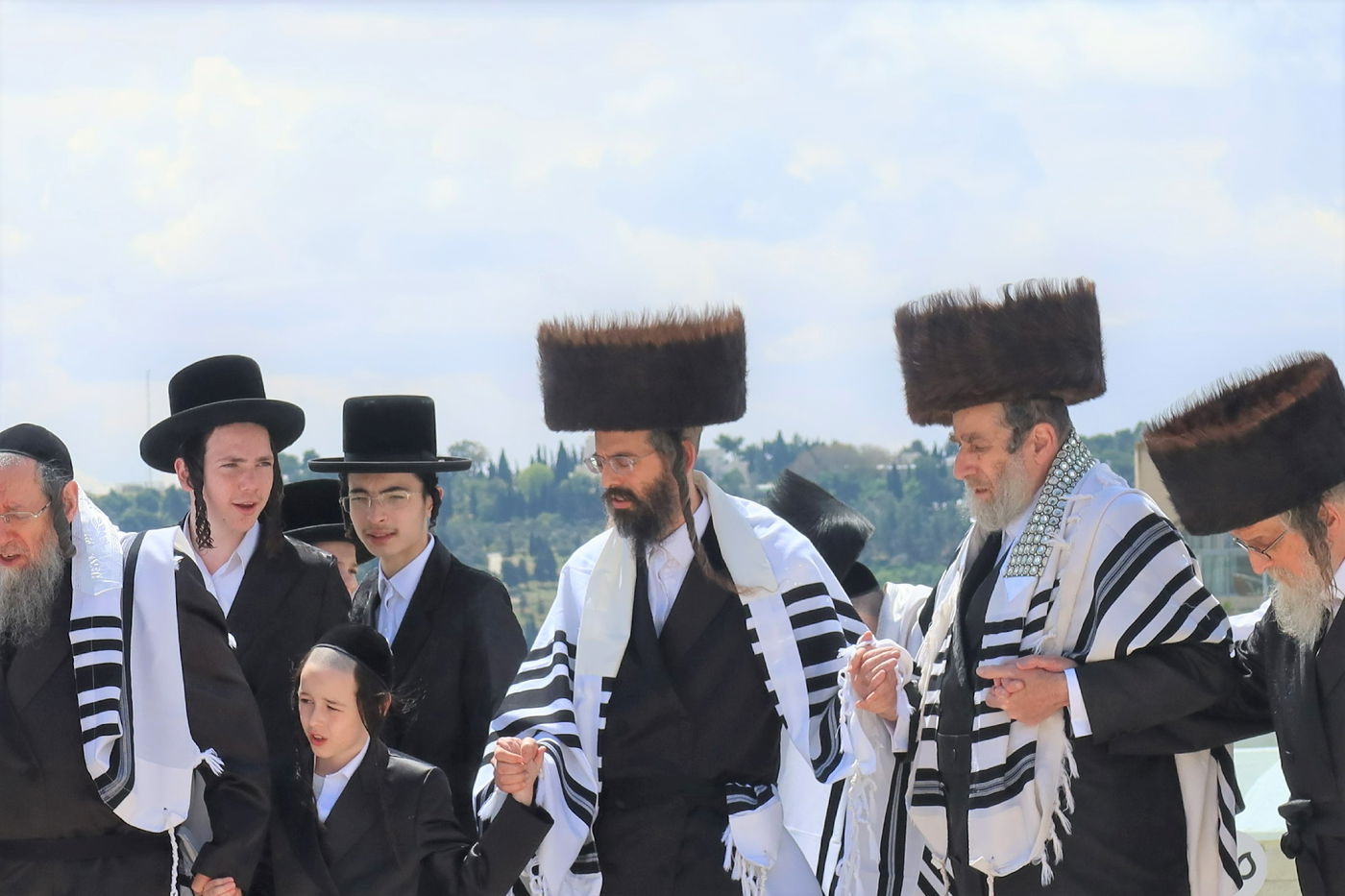 האדמו"ר מזוויעהיל בתפילה ע"י הכותל המערבי - חול המועד פסח