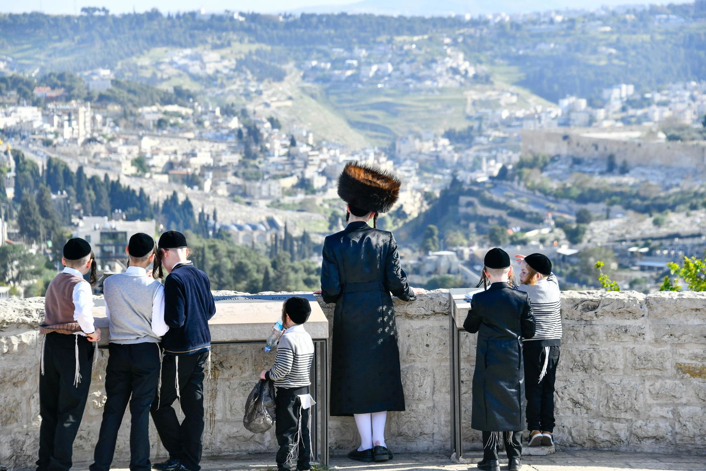 יהודים מתפללים ב'הר הצופים' מול מקום המקדש - חוה"מ פסח