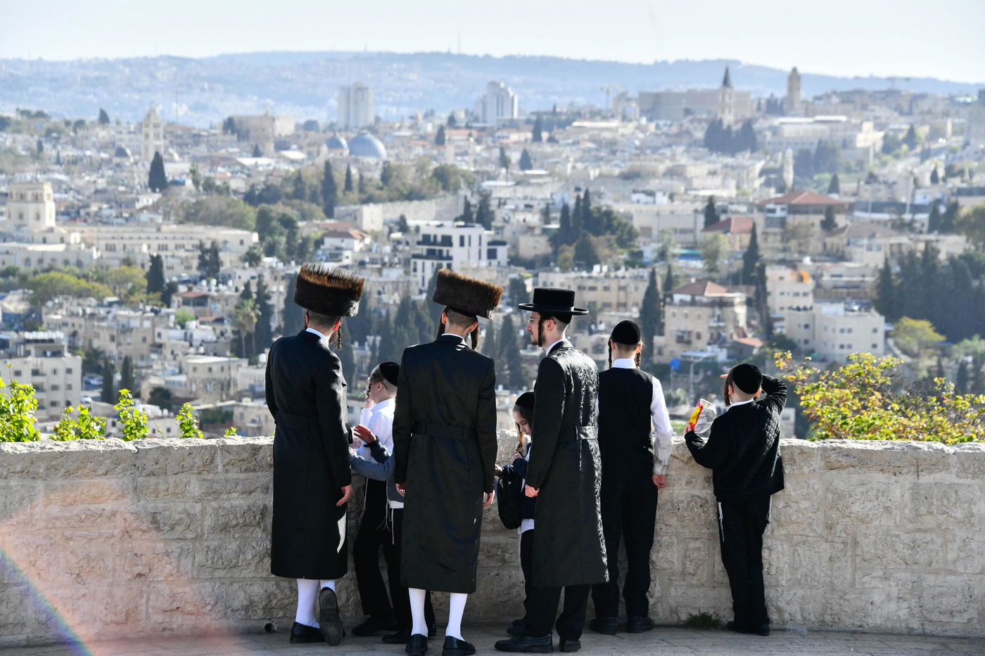 יהודים מתפללים ב'הר הצופים' מול מקום המקדש - חוה"מ פסח