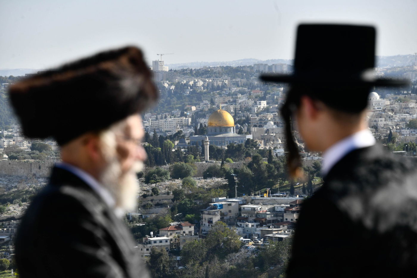 יהודים מתפללים ב'הר הצופים' מול מקום המקדש - חוה"מ פסח