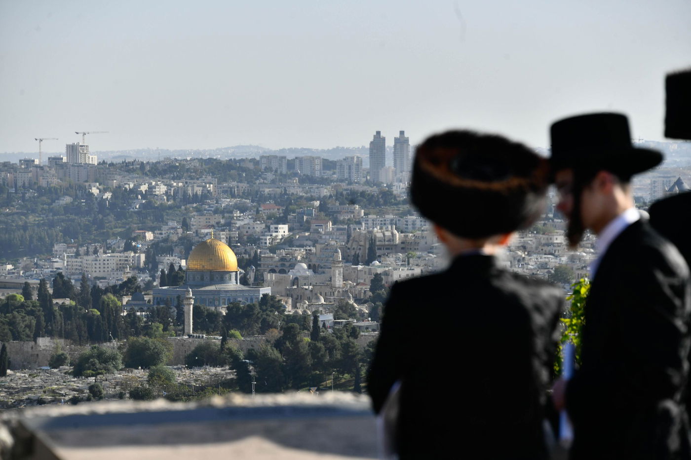 יהודים מתפללים ב'הר הצופים' מול מקום המקדש - חוה"מ פסח