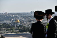 יהודים מתפללים ב'הר הצופים' מול מקום המקדש - חוה"מ פסח