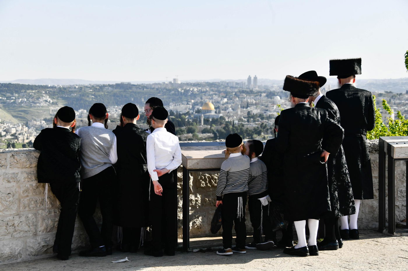 יהודים מתפללים ב'הר הצופים' מול מקום המקדש - חוה"מ פסח