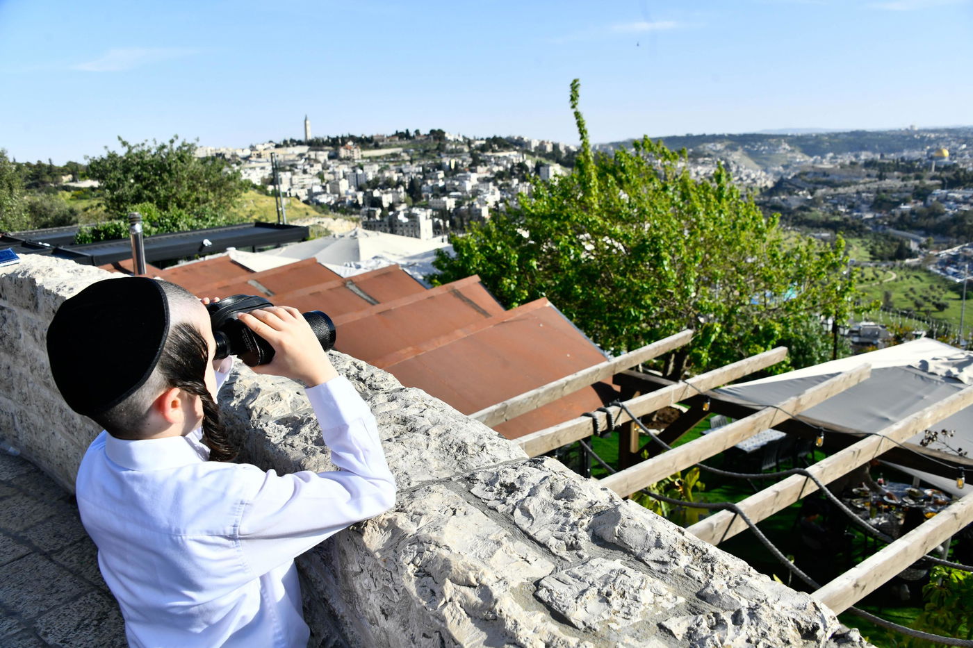 יהודים מתפללים ב'הר הצופים' מול מקום המקדש - חוה"מ פסח
