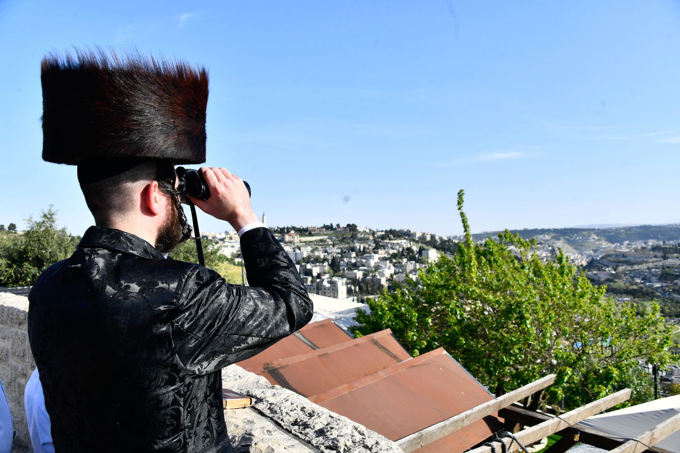 יהודים מתפללים ב'הר הצופים' מול מקום המקדש - חוה"מ פסח