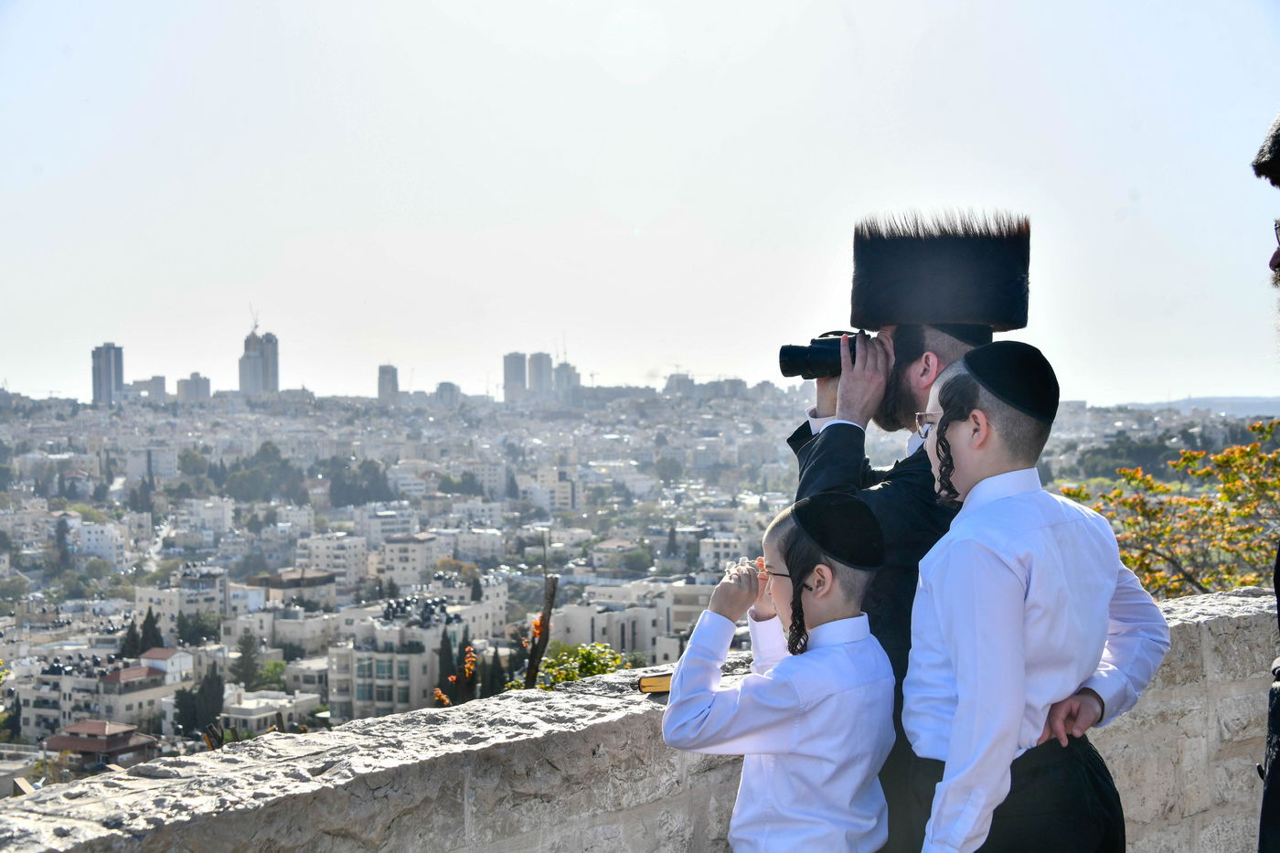 יהודים מתפללים ב'הר הצופים' מול מקום המקדש - חוה"מ פסח