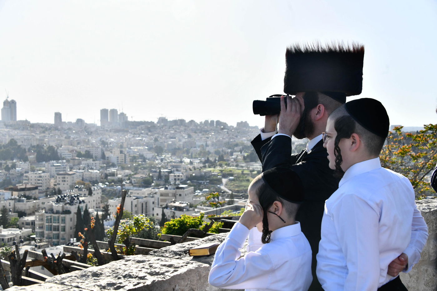 יהודים מתפללים ב'הר הצופים' מול מקום המקדש - חוה"מ פסח