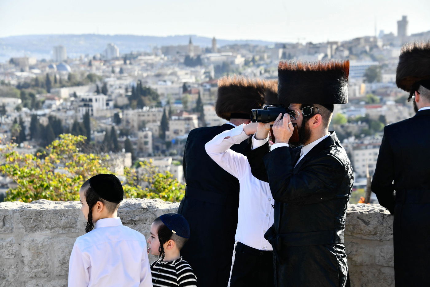 יהודים מתפללים ב'הר הצופים' מול מקום המקדש - חוה"מ פסח