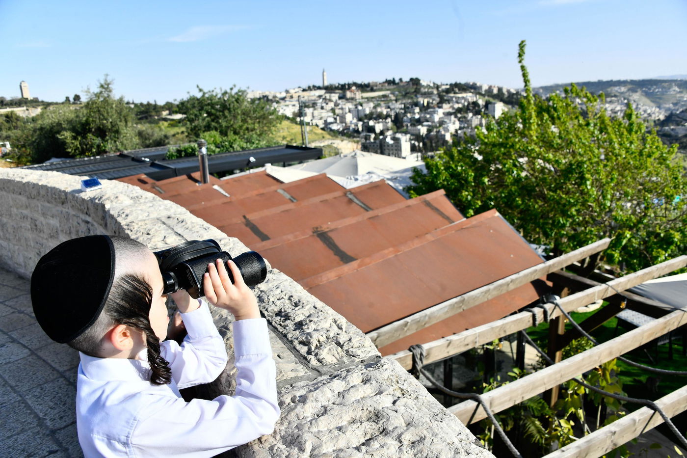 יהודים מתפללים ב'הר הצופים' מול מקום המקדש - חוה"מ פסח