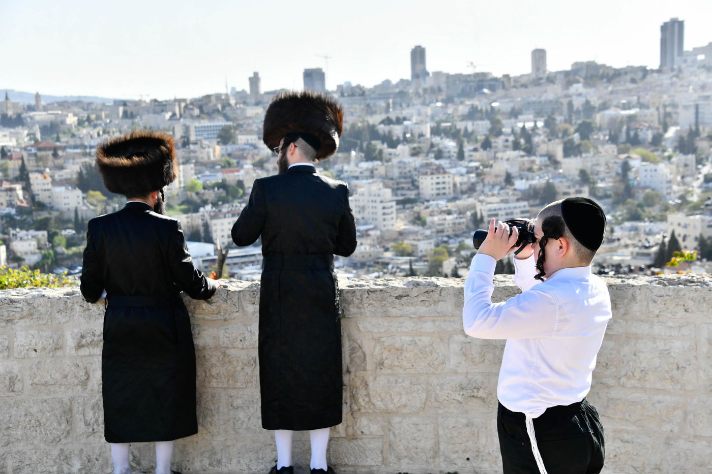 יהודים מתפללים ב'הר הצופים' מול מקום המקדש - חוה"מ פסח